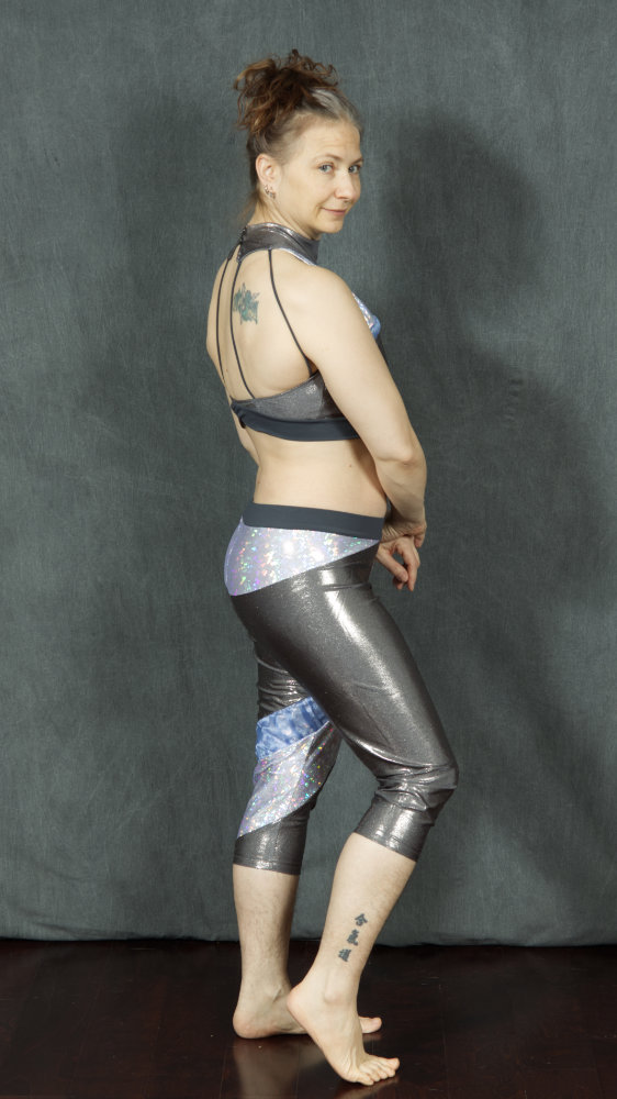 Gravity Right Sdie 0086 An asymmetric legging made from a basic leggings pattern. The color blocking features a set of stripes that spiral down one leg only