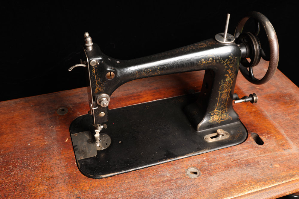 Standard Top Photo of an old sewing machine